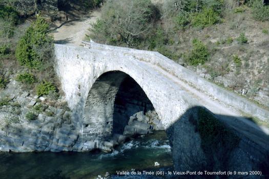 Le «pont de Tournefort», commune de Tournefort (06), sur la rivière Tinée, est placé sur le GR 510. Au début du XXe siècle il donnait accés à la station du tramway de la vallée de la Tinée