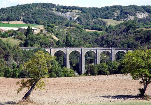 Commune de CHORGES (05230, Hautes-Alpes, PACA) - ex ligne ferroviaire Chorges-Barcelonnette, viaduc du Pralong . Pont en arc, en maçonnerie, intégré dans la voierie communale