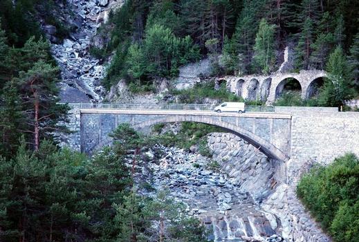 Commune d'AVRIEUX (73500, Savoie, Rhône-Alpes) -la route D 1006 franchit le vallon du Nant sur le Pont du Nant : Commune d'AVRIEUX (73500, Savoie, Rhône-Alpes) -la route D 1006 franchit le vallon du Nant sur le Pont du Nant