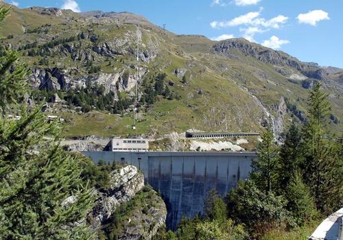 Commune de Tignes (73320, Savoie, Rhône-Alpes) - Barrage de Tignes , le barrage et la centrale du Chevril qui turbine l'eau en provenance du barrage de la Sassière, avant son rejet dans la retenue