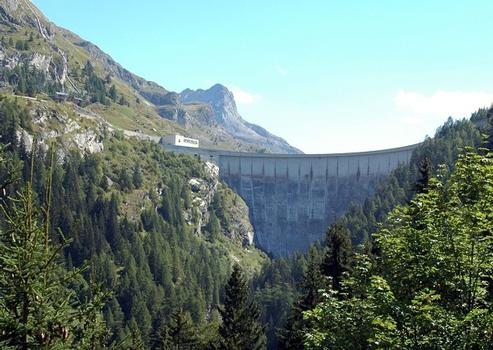 Commune de Tignes (73320, Savoie, Rhône-Alpes) - Barrage de Tignes , le barrage et la centrale du Chevril qui turbine l'eau en provenance du barrage de la Sassière, avant son rejet dans la retenue