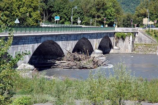 Commune de Chamousset (73390, Savoie, Rhône-Alpes) - le Pont Royal, un lendemain de crue des rivières alpines: Commune de Chamousset (73390, Savoie, Rhône-Alpes) - le Pont Royal , un lendemain de crue des rivières alpines