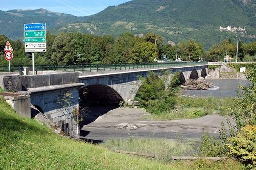 Commune de CHAMOUSSET (73390, Savoie, Rhône-Alpes) - Sur le Pont Royal , la route D1006 (ex RN 6) franchit l'Isère. Au 19e siècle, cet ouvrage était placé sur la principale liaison entre Savoie et Piémont, par la vallée de la Maurienne