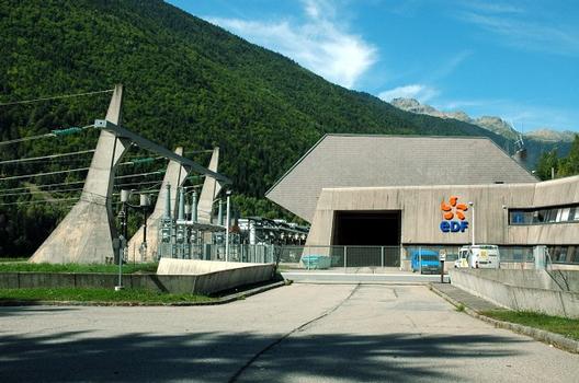 Commune de Vaujany (38114, Isère, Rhône-Alpes) - Centrale de GRAND MAISON , usine extérieure et poste de transformation. Une deuxième salle des machines ( avec turbines réversibles) est située à un niveau inférieur à celui du lac du Verney
