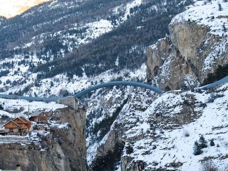 L'Argentière-La Bessée (05, Hautes-Alpes) - Conduite forcée en arc de la centrale hydroélectrique de l'Argentière, cette conduite de 2,65 m de diamètre enjambe la gorge de la Durance à 110 m de hauteur