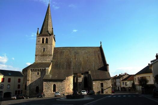 Bort-les-Orgues (19110, Corrèze, Limousin) - Place de l'Egalité, Eglise paroissiale Saint-Germain-de-Constantinople , construite aux XIIe et XVe siècles, associe styles roman et gothique
