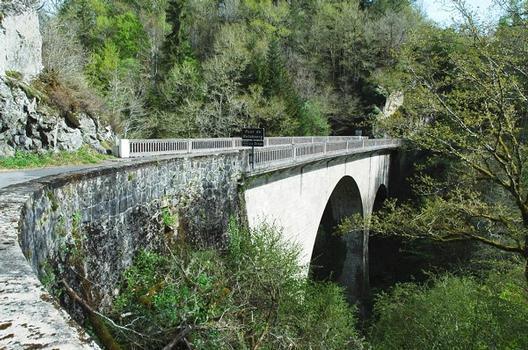 Communes de Margerides (19200, Corrèze) et Roche-le Peyroux (19440) - Pont de Rotabourg sur la Diège, route D 20. Pont en arc, en maçonnerie