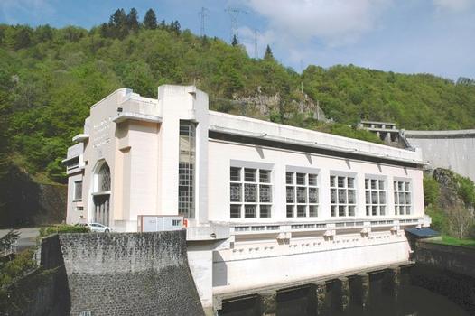 Communes de Saint-Pierre (15350, Cantal) et de Liginiac (19440, Corrèze) - barrage de Marèges , la centrale de rive droite, construite en 1935, de style Arts-déco, le bâtiment est classé