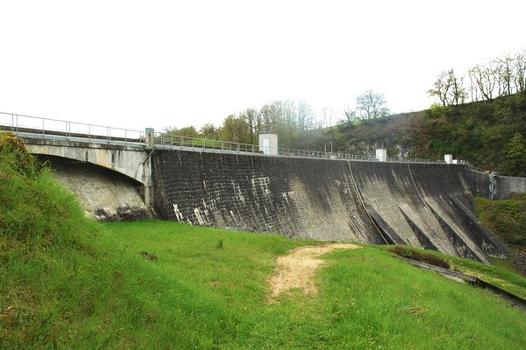 Communes de Felletin (23500, Creuse) et Saint-Quentin-la-Chabanne (23500) - barrage des Combes , ouvrage en maçonnerie de type poids, également nommé barrage de Confolent, nom du lieu-dit où est située la centrale hydroélectrique