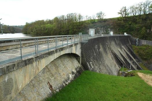 Communes de Felletin (23500, Creuse) et Saint-Quentin-la-Chabanne (23500) - barrage des Combes , ouvrage en maçonnerie de type poids, également nommé barrage de Confolent, nom du lieu-dit où est située la centrale hydroélectrique
