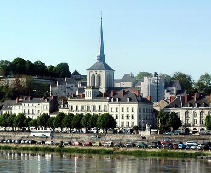 SAUMUR (49400, Maine-et-Loire, Pays de la Loire) - Eglise Saint-Pierre , le clocher (hauteur 69m) est surmonté d'une flèche légèrement vrillée