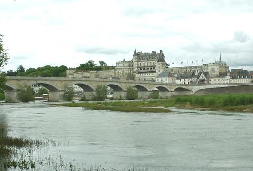 AMBOISE (37400, Indre et Loire, Centre) - Pont du Maréchal Leclerc sur la Loire (route D 431), l'île d'Or s'inserre entre les deux sections de l'ouvrage, ici le pont rive gauche avec le château en arrière-plan