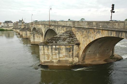 La Charité-sur-Loire (58400, Nièvre) - le Pont-de-Pierre, passage de la route N 151 sur la Loire : La Charité-sur-Loire (58400, Nièvre) - le Pont-de-Pierre , passage de la route N 151 sur la Loire