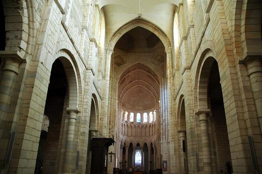 La Charité-sur-Loire (58400, Nièvre) - Eglise Notre-Dame, la nef reconstruite au XVIIe, au fond le choeur est d'origine: La Charité-sur-Loire (58400, Nièvre) - Eglise Notre-Dame , la nef reconstruite au XVIIe, au fond le choeur est d'origine