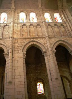La Charité-sur-Loire (58400, Nièvre) - Eglise Notre-Dame , en avant de l'abside, le choeur comporte 3 travées voûtées en berceau brisé, entre les grandes arcades et les fenêtres en plein cintre un faux triforium présente des arcatures polylobées