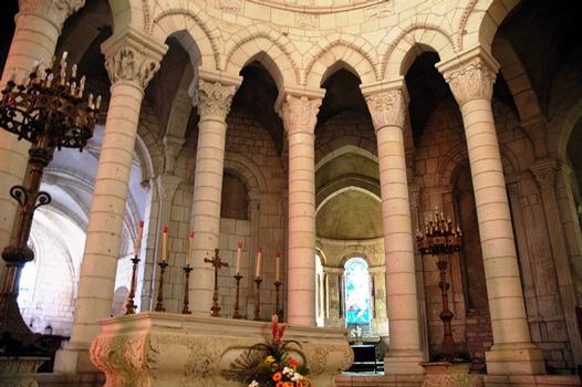 La Charité-sur-Loire (58400, Nièvre) - Eglise Notre-Dame , la colonnade de l'abside, aux chapitaux richement décorés, précède le déambulatoire sur lequel s'ouvrent 5 chapelles rayonnantes, la chapelle centrale, de style gothique, est de construction ultérieure
