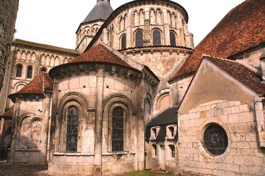 La Charité-sur-Loire (58400, Nièvre) - Eglise Notre-Dame , le chevet et les deux chapelles romanes du coté sud, à droite la chapelle gothique greffée sur le chevet