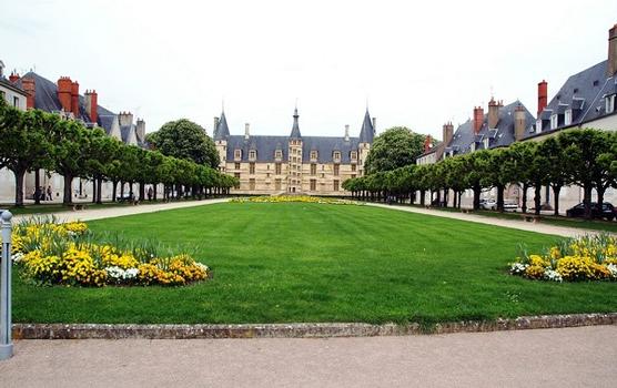 Nevers (58000) - Palais Ducal et Place de la République