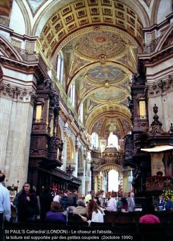 St Paul's Cathedral – Construite aux 17e et 18e siècles, après le grand incendie qui ravagea Londres en 1666. Les styles Renaissance italienne et baroque se côtoient. Un dôme, qui s'élève à 111m, surmonte la croisée du transept