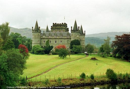 Château d'INVERARAY (Argyll, Scotland) – Construit au XVIIIe dans un mélange de styles gothique, baroque et palladien. C'est la résidence du « Clan Campbell »
