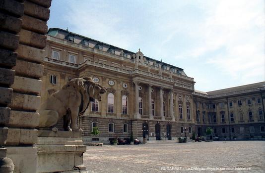 BUDAPEST – L'ancien Château royal dans son aspect actuel est du XVIIIe, mais totalement reconstruit après la guerre de 39-45. Il abrite maintenant plusieurs Musées