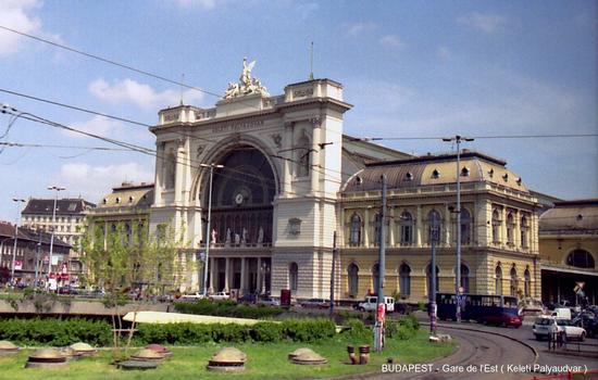BUDAPEST – Gare de l'Est (Keleti pályaudvar), inaugurée en 1884. Le grand hall présente un arc de 44m d'ouverture