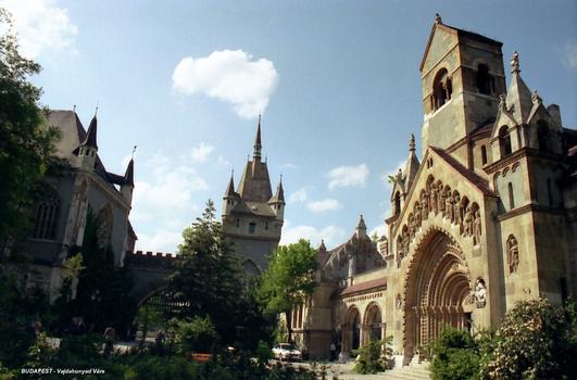 BUDAPEST – Château VAJDAHUNYAD, ou « Château du Millénaire », construit sur une île dans le « Bois de Ville ». Les différents styles de l'architecture hongroise sont représentés: roman, gothique, Renaissance, baroque. Le Musée de l'Agriculture est installé dans ce château