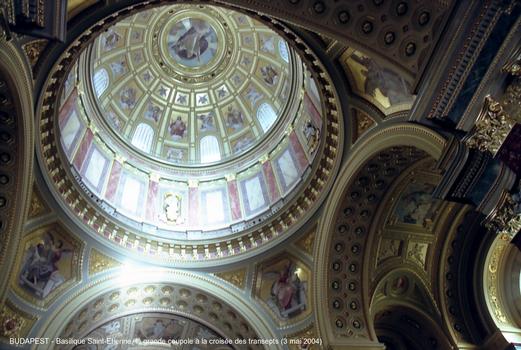 BUDAPEST –Basilique Saint-Etienne (XIXe siècle), la grande coupole, qui culmine à 96m de hauteur, a été reconstruite de 1873 à 1905, à la suite d'un effondrement survenu en 1868