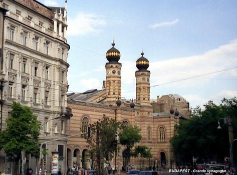 BUDAPEST-La « Grande Synagogue » (la plus grande d'Europe), façade sur la rue Dohány