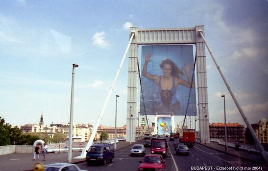 BUDAPEST - Le pont Elisabeth (Erzsébet hid), décoré pour l'intégration du pays dans la CE