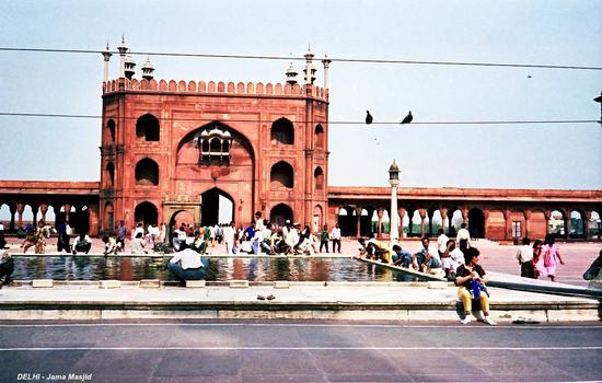 OLD-DELHI – Jama Masjid, le bassin des ablutions et la porte principale
