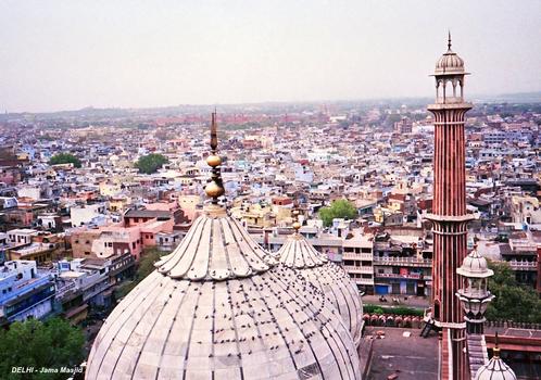 OLD-DELHI – Jama Masjid, les dômes en marbre et le minaret nord