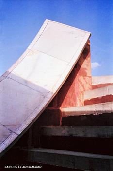 JAIPUR (Rajasthan) – Le « Jantar-Mantar », un tronçon du petit cadran solaire équatorial, on distingue les graduations gravées dans le marbre