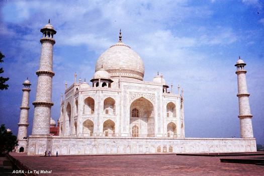 AGRA (Uttar Pradesh) – Le Taj Mahal, le mausolée en marbre blanc, encadré par les 4 minarets de 42m à 3 sections (tradition musulmane)
