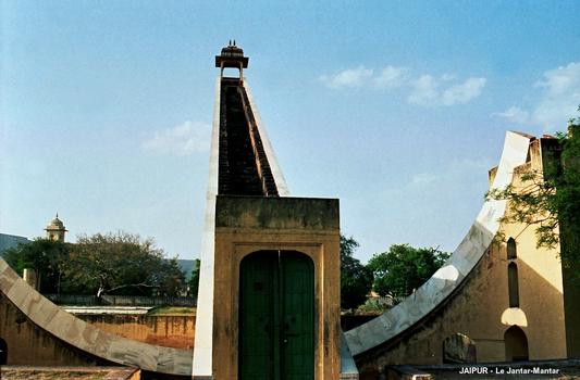 JAIPUR (Rajasthan) – Le « Jantar-Mantar », le grand cadran solaire équatorial, l'ombre du gnomon, haut de 27m, est portée sur deux demi-cadrans de 15m de rayon, gradués en heures, minutes et secondes, la précision de cet instrument, unique au monde, est de 2 secondes