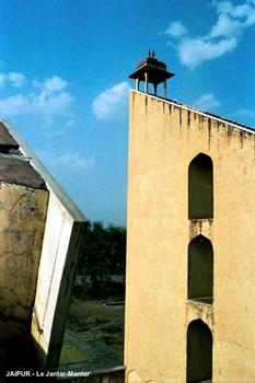 JAIPUR (Rajasthan) – Le « Jantar-Mantar », au sommet du gnomon du grand cadran solaire équatorial: le belvédère d'observations météorologiques