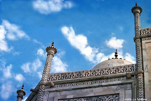 AGRA (Uttar Pradesh) – Le Taj Mahal, les 16 colonnettes d'angle sont couronnées de la fleur de lotus