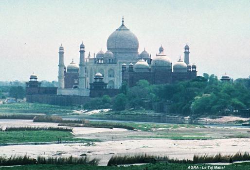 AGRA (Uttar Pradesh) – Le Taj Mahal, vue du nord-ouest (depuis le Fort-Rouge), sur la rive droite de Yamuna river