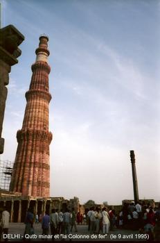 DELHI - Le minaret «Qutb minar», du 12e siècle, et la «Colonne de fer» du 4e siècle