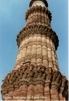 DELHI - Qutb minar, les trois étages inférieurs en grés rouge