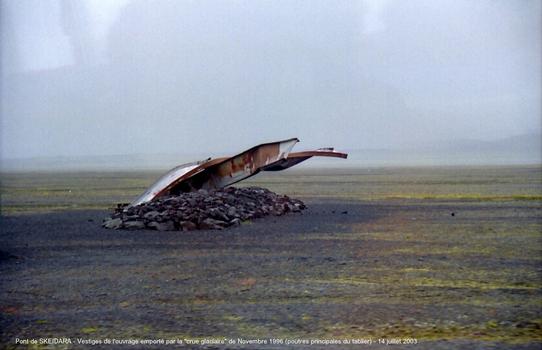 SKEIDARARSANDUR (désert de sable entre le glacier Vatnajökull et le mer, région sud) – Pont de la rivière Skeidara, emporté (avec 10 km de la route n° 1) par la «crue glaciaire» du Vatnajökull, en novembre 1996 (la plus importante du siècle), il a été reconstruit sensiblement à l'identique: voie unique, poutres métalliques en I supportant le tablier