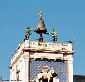 VENISE (Vénétie) – Place Saint Marc, la Tour de l'Horloge (fin du 15e siècle) avec ses deux automates ( i Mori) qui frappent les heures depuis 500 ans