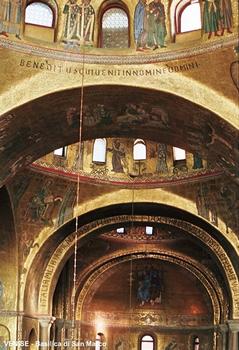VENISE – Basilique Saint-Marc, les arcs et les coupoles de la nef principale