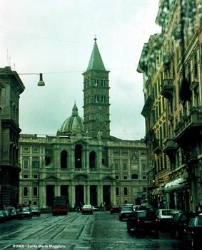 ROME – Basilique Sainte-Marie-Majeure, façade principale (XVIIIe) et campanile du XIVe, vus de la Via Carlo Alberto