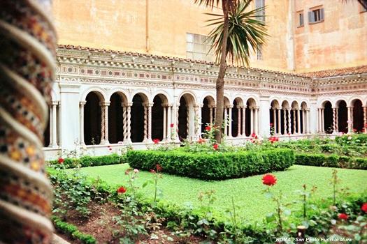 ROME – Basilique Saint-Paul-hors-les-murs, le cloître médiéval de style « Cosmatesque »(13e siècle)