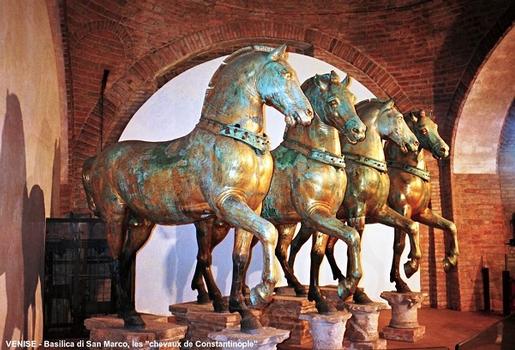 VENISE – Basilique Saint-Marc, les originaux des chevaux de bronze d'époque gréco-romaine (après un bref séjour sur l'Arc du Carrousel à Paris), ramenés de Constantinople au XIIIe