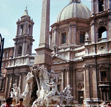 ROME – Piazza Navona, façade baroque de l'église Sant'Agnese in Agone (oeuvre de Borromini, 1657), au premier-plan: la Fontaine des quatre Fleuves (oeuvre de Bernini, 1651)