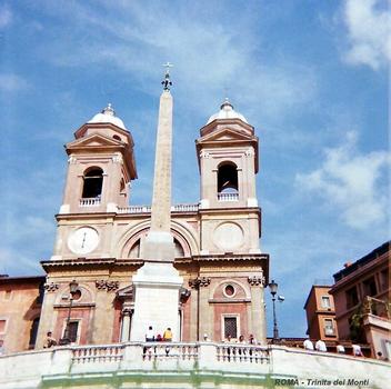ROME – Eglise de le Trinité-des-Monts, façade occidentale avec l'obélisque, d'inspiration égyptienne, érigé en 1789