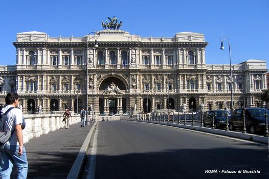 ROME – Le Palais de Justice, devant le pont Umberto