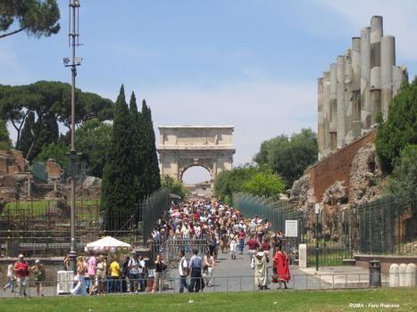 ROME - Forum Romain, la Voie Sacrée avec l'Arc de Titus